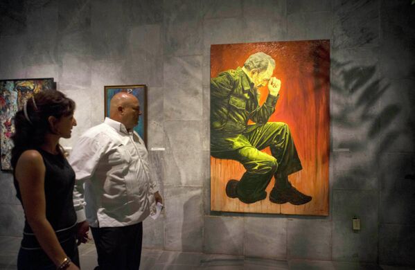Alex Castro, second right, photographer and son of Cuban leader Fidel Castro, accompanied by his wife, looks at an exhibition about his father, at the Jose Marti Memorial in Havana - Sputnik Afrique