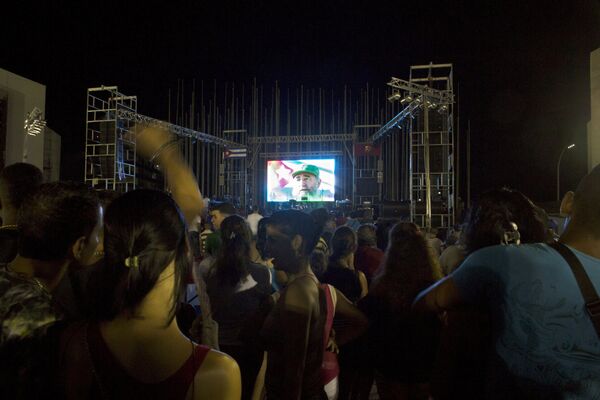 People watch a video in honour of Cuba's former President Fidel Castro on a screen during a concert for his birthday at the Anti-Imperialist stage in Havana - Sputnik Afrique