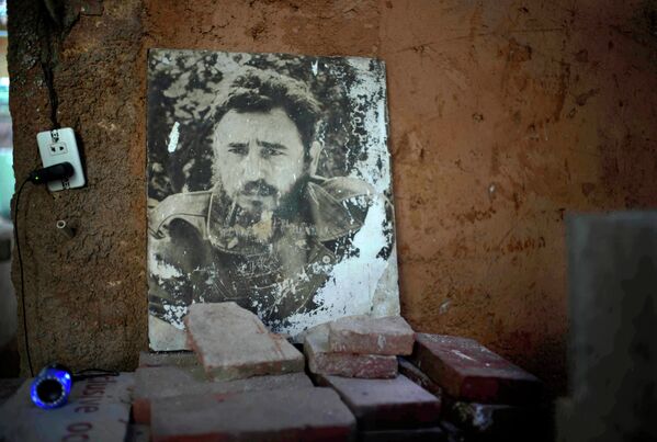 A black and white image of Fidel Castro is propped up against a wall in an apartment building undergoing renovations in Old Havana, Cuba - Sputnik Afrique