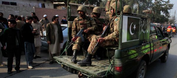 Pakistani security forces drive on a road leading to the Army Public School, which is under attack from Taliban gunmen, in Peshawar, December 16, 2014 - Sputnik Afrique