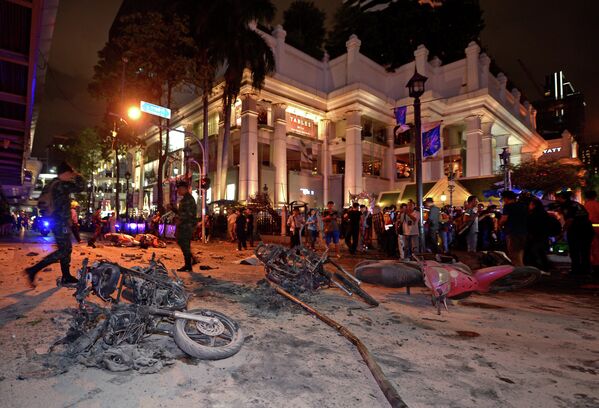 Thai soldiers inspect the scene after a bomb exploded - Sputnik Afrique