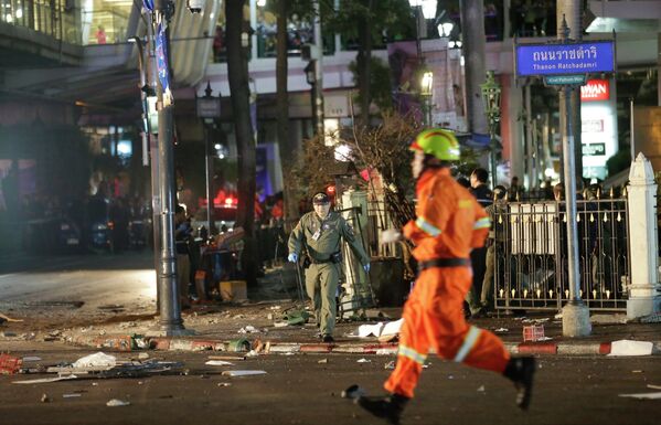 Emergency personnel work at the scene after an explosion in Bangkok, Monday, Aug. 17, 2015. - Sputnik Afrique