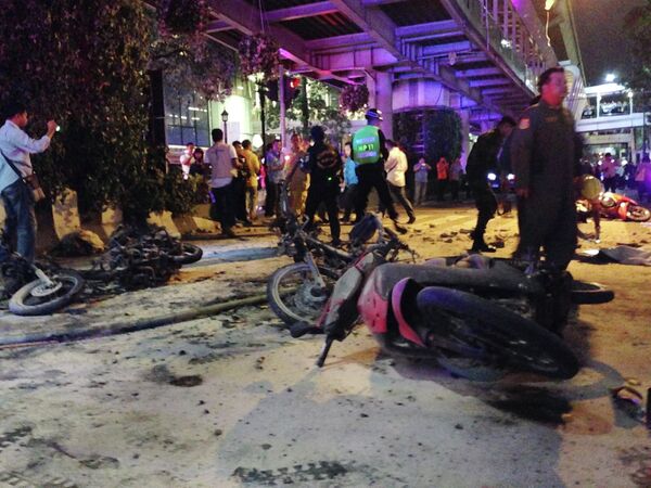Motorcycles are strewn about after an explosion in Bangkok, Monday, Aug. 17, 2015. - Sputnik Afrique