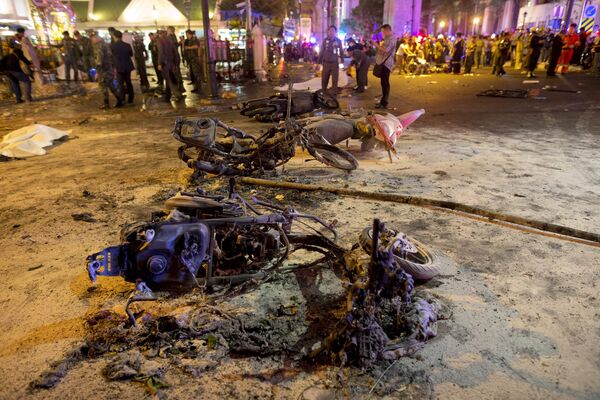 Wreckage of motorcycles are seen as security forces and emergency workers gather at the scene of a blast in central Bangkok August 17, 2015. - Sputnik Afrique