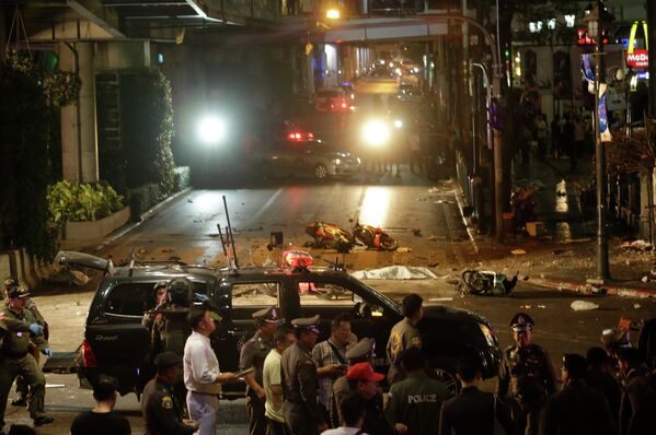 Officials close off an intersection after an explosion in Bangkok, Monday, Aug. 17, 2015. - Sputnik Afrique