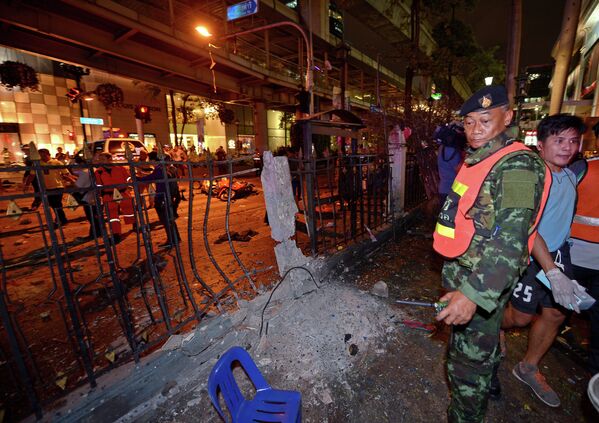 A Thai soldier (R) looks at the damage after a bomb exploded outside a religious shrine in central Bangkok late on August 17, 2015 killing at least 10 people and wounding scores more. - Sputnik Afrique