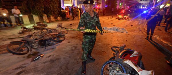 A Thai soldier ropes off the scene after a bomb exploded outside a religious shrine in central Bangkok A Thai soldier ropes off the scene after a bomb exploded outside a religious shrine in central Bangkok - Sputnik Afrique