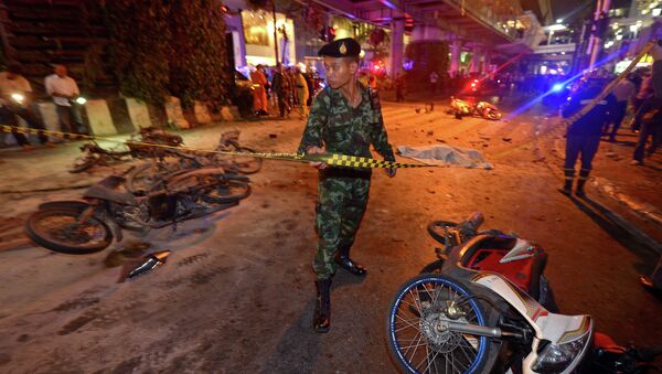 A Thai soldier ropes off the scene after a bomb exploded outside a religious shrine in central Bangkok - Sputnik Afrique