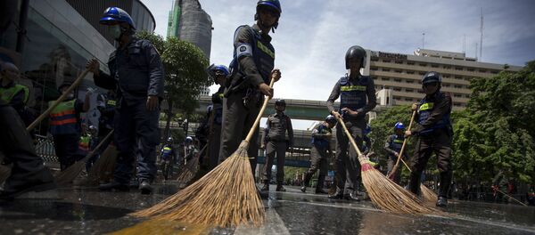 Police officers clean a street near the site of a deadly blast in central Bangkok, Thailand, August 18, 2015. - Sputnik Afrique