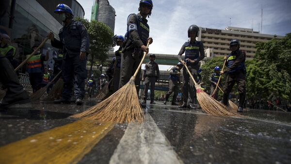 Police officers clean a street near the site of a deadly blast in central Bangkok, Thailand, August 18, 2015. - Sputnik Afrique
