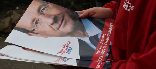 Affiche avec l'image de François Hollade, les élections présidentielles de 2012. - Sputnik Afrique