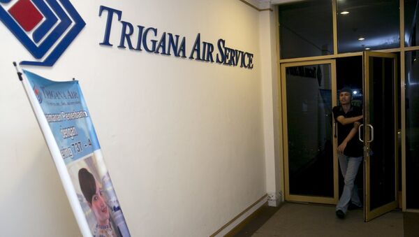 A man walks into the entrance of Trigana Air's office in Jakarta, Indonesia August 16, 2015 - Sputnik Afrique