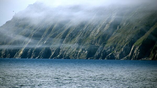 Wisps of fog appear like garlands over Little Diomede Island. - Sputnik Afrique
