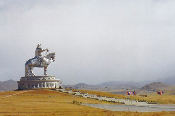 The 40-metre (131-foot) tall Genghis Khan Equestrian Statue at the Genghis Khan Statue Complex 30 miles from Ulaanbaatar, Mongolia. - Sputnik Afrique