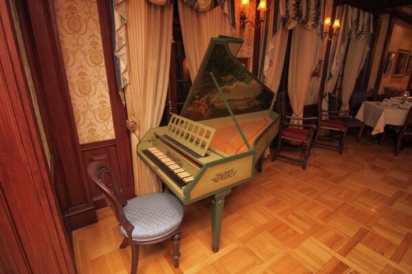 The piano in Club 33 in New Orleans Square at Disneyland Park. - Sputnik Afrique