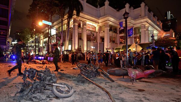 Thai soldiers inspect the scene after a bomb exploded - Sputnik Afrique