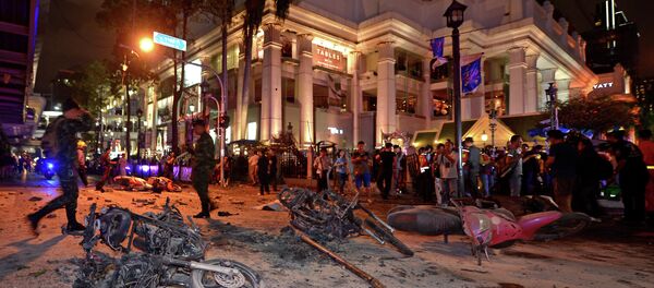 Thai soldiers inspect the scene after a bomb exploded - Sputnik Afrique