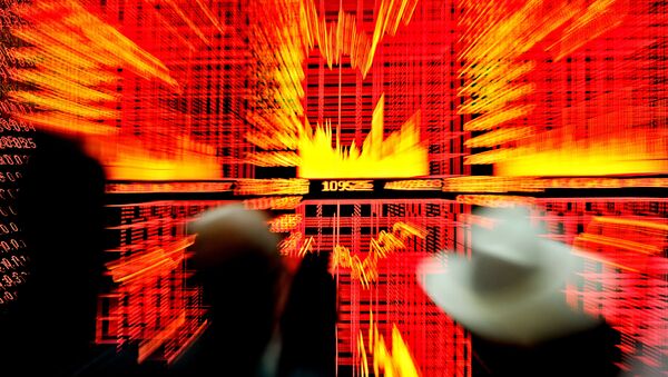 Chinese investors monitor screens showing stock indexes at a trading house in Shanghai - Sputnik Afrique