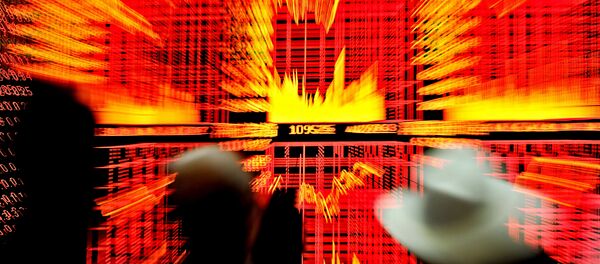 Chinese investors monitor screens showing stock indexes at a trading house in Shanghai - Sputnik Afrique