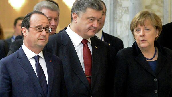 Le président français François Hollande, le président ukrainien Piotr Porochenko et la chancelière allemande Angela Merkel, Minsk, 11 février 2015 - Sputnik Afrique