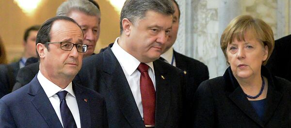 Le président français François Hollande, le président ukrainien Piotr Porochenko et la chancelière allemande Angela Merkel - Sputnik Afrique