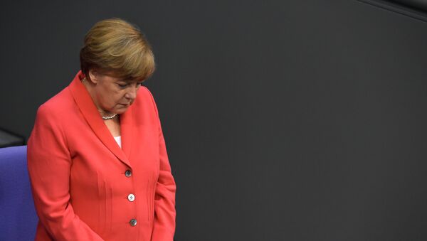 German Chancellor Angela Merkel attends a minute of silence for late member of parliament Philipp Missfelder prior to a special session at the Bundestag (lower house of parliament) in Berlin on July 17, 2015. - Sputnik Afrique