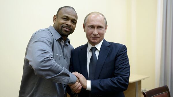 Roy Jones et Vladimir Poutine en Crimée - Sputnik Afrique