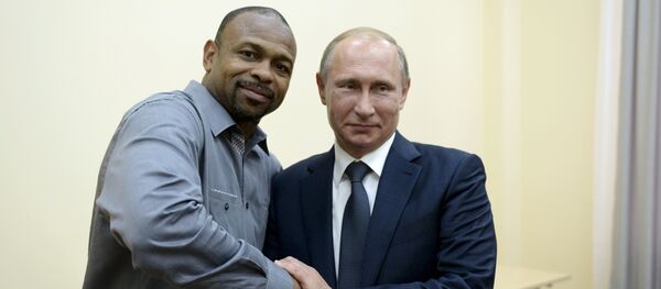 Roy Jones et Vladimir Poutine en Crimée - Sputnik Afrique