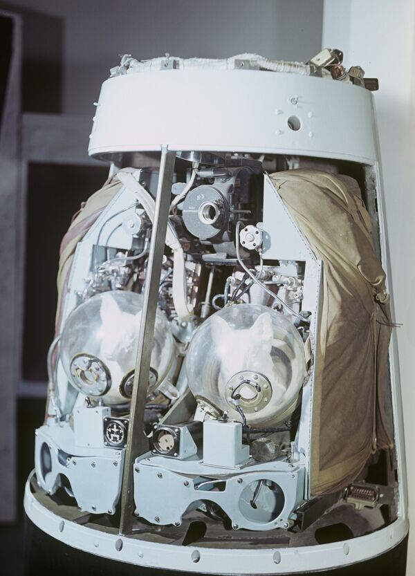 Макет катапультируемого контейнера космического корабля с собаками Белкой и Стрелкой - Sputnik Afrique