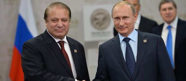 Le président russe Vladimir Poutine et le premier ministre pakistanais Nawaz Sharif lors de leur rencontre à Oufa le 10 juillet 2015 - Sputnik Afrique