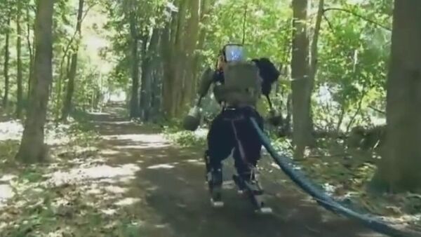 Boston Dynamics teste son robot humanoïde en forêt - Sputnik Afrique
