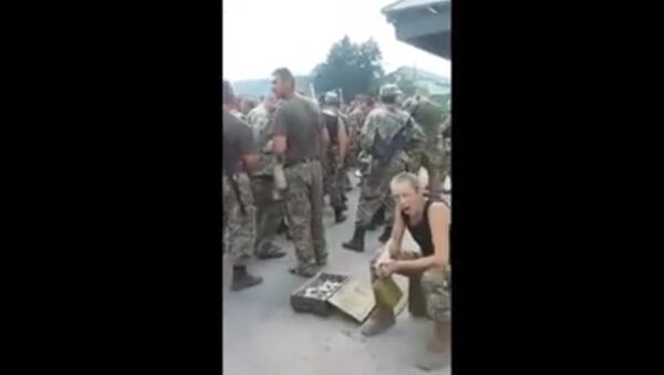 Ukraine: les soldats font la queue pour manger - Sputnik Afrique