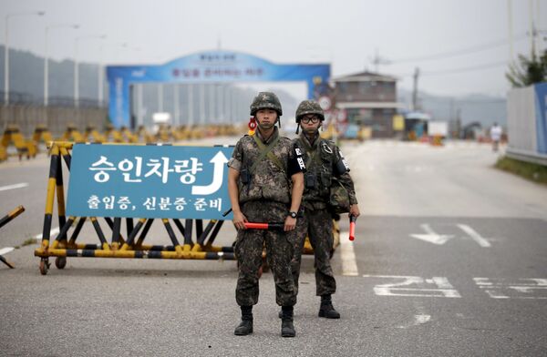 Южнокорейские солдаты стоят на контрольно-пропускном пункте разделяющей две Кореи в Пхаджу - Sputnik Afrique