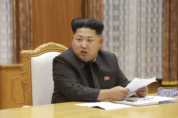 Северокорейский лидер Ким Чен Ын на экстренном совещании Центрального военного комитета ЦК Трудовой партии Кореи - Sputnik Afrique