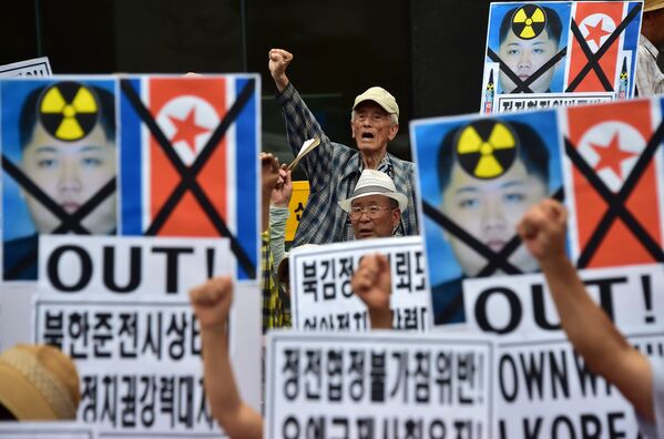 Митинг в Сеуле против ракетных обстрелов Северной Кореей - Sputnik Afrique