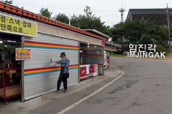 Владелец закрывает свой магазин около демилитаризированной зоны отделяющей две Кореи - Sputnik Afrique