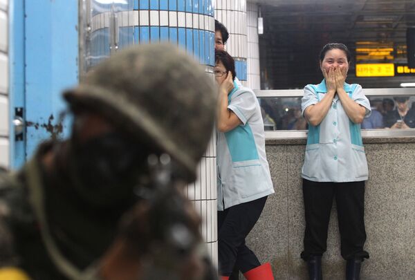 Южнокорейский солдат во время антитеррористических учений в метро Сеула - Sputnik Afrique