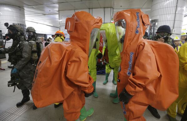 Южнокорейские пожарные в защитных масках во время антитеррористических учений в метро Сеула - Sputnik Afrique