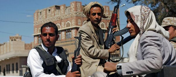 Houthi Shiite rebels ride in a military truck while patrolling a street in Sanaa, Yemen - Sputnik Afrique
