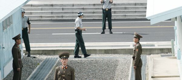 Des soldats nord-coréens et sud-coréens dans le village frontalier démilitarisé de Panmunjom - Sputnik Afrique