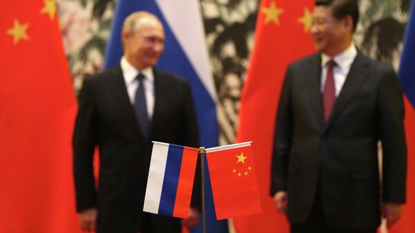 Флаги России и Китая на фоне Президента России В.В. Путина и Председателя КНР Си Цзиньпина - Sputnik Afrique