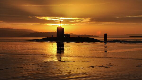 In this image made available by the Ministry of Defence in London, Monday Oct. 18, 2010, the sun rises over the Royal Navy nuclear attack submarine HMS Triumph, as she comes into a naval base on the River Clyde in Scotland, early Sunday Oct. 17, 2010 - Sputnik Afrique