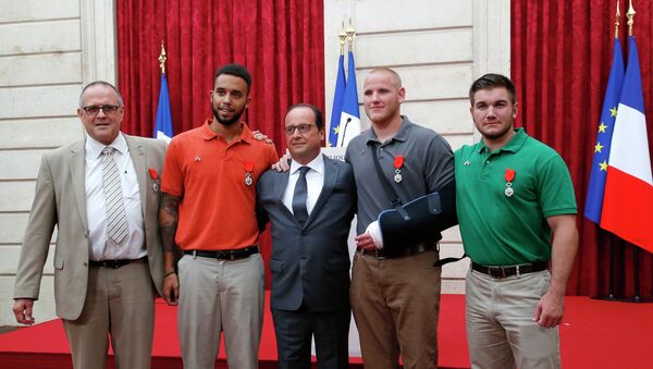 François Hollande pose avec les trois jeunes Américains héros du Thalys - Sputnik Afrique