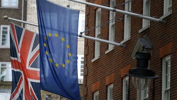Le drapeau britannique et le drapeau de l'Union européenne - Sputnik Afrique