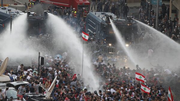 Lebanese protesters are sprayed with water during a protest against corruption and against the government's failure to resolve a crisis over rubbish disposal, near the government palace in Beirut, Lebanon August 23, 2015 - Sputnik Afrique