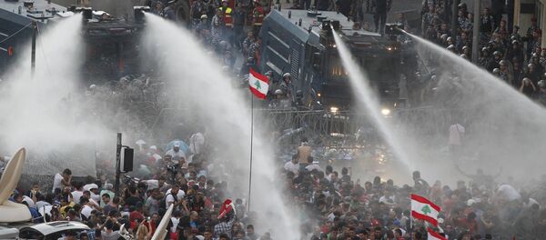 Lebanese protesters are sprayed with water during a protest against corruption and against the government's failure to resolve a crisis over rubbish disposal, near the government palace in Beirut, Lebanon August 23, 2015 - Sputnik Afrique