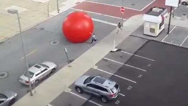 Une boule rouge géante se balade dans l'Ohio - Sputnik Afrique