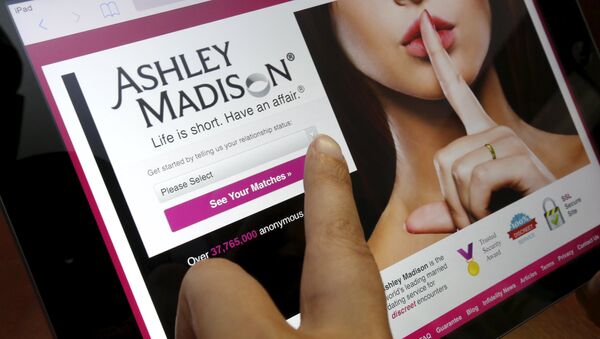 The homepage of the Ashley Madison website is displayed on an iPad, in this photo illustration taken in Ottawa, Canada July 21, 2015 - Sputnik Afrique