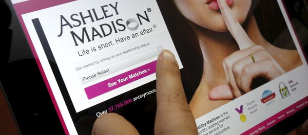 The homepage of the Ashley Madison website is displayed on an iPad, in this photo illustration taken in Ottawa, Canada July 21, 2015 - Sputnik Afrique