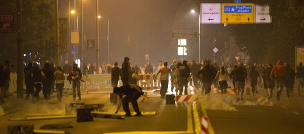 Right wing protesters who are against bringing asylum seekers to an accomodation facility run down a street in Heidenau, Germany August 22, 2015 Right wing protesters who are against bringing asylum seekers to an accomodation facility run down a street in Heidenau, Germany August 22, 2015 - Sputnik Afrique